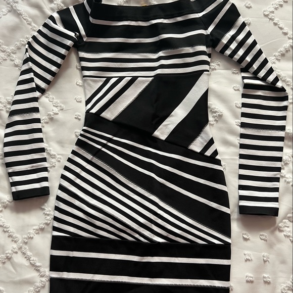 Beautiful dress in black and white - Picture 2 of 5